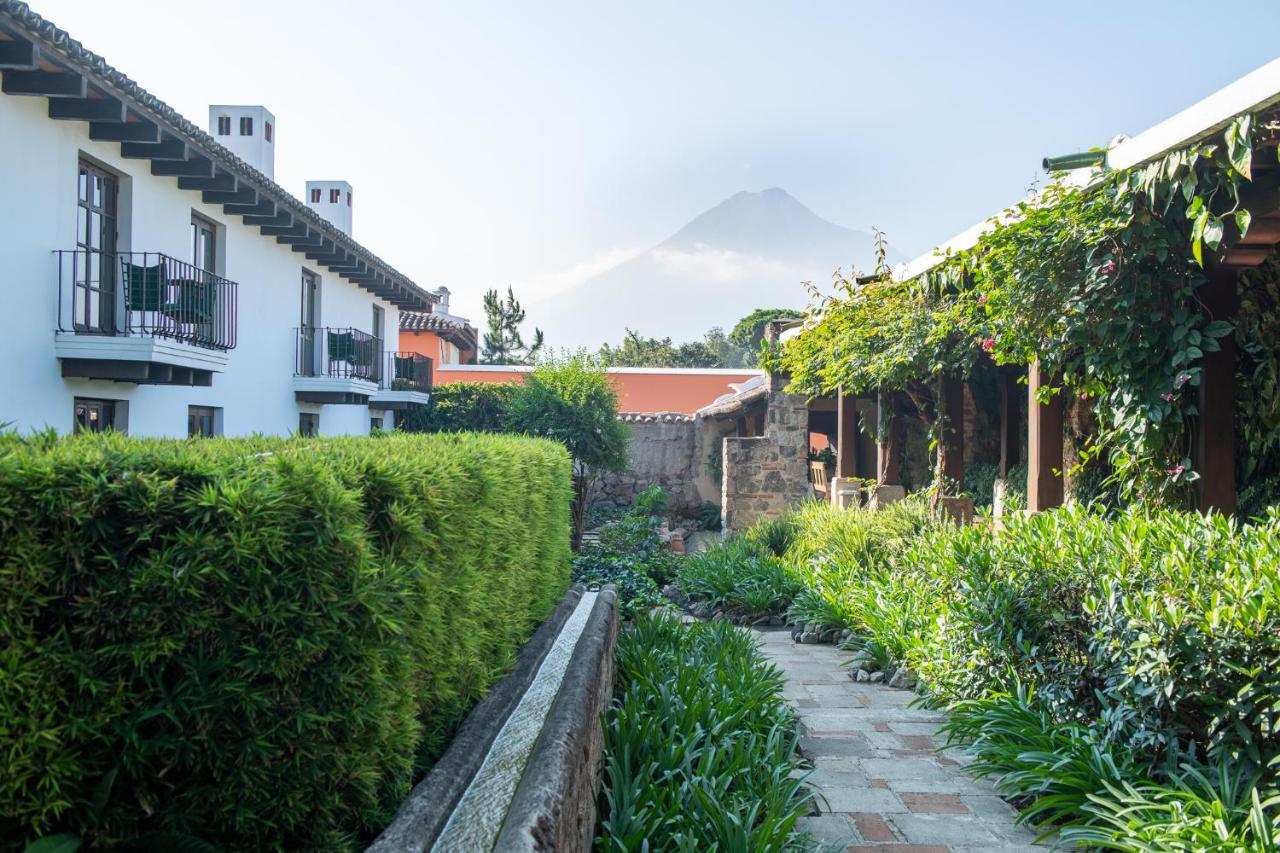 Hotel Museo Spa Casa Santo Domingo Antigua Екстериор снимка View of the hotel with the volcano in the background